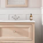 Klassischer Waschtischunterschrank 140 cm in Setting Plaster mit Keramikwaschtisch und 2 Schubladen