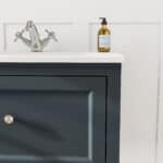 Hague Blue klassisches Badezimmermöbel 70 cm mit Keramikwaschtisch im Landhausstil