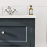 Klassischer Waschtischunterschrank 70 cm in Hague Blue mit Keramikwaschtisch und 2 Schubladen