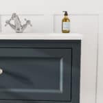 Klassischer Waschtischunterschrank 80 cm in Hague Blue mit Keramikwaschtisch und 2 Schubladen