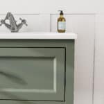 Klassischer Waschtischunterschrank 80 cm in Card Room Green mit Keramikwaschtisch und 2 Schubladen
