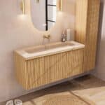 Natureiche Badmöbel 120 cm mit glatter Front, Innenschublade und beigem Kalkstein-Einzelwaschtisch