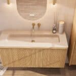 Natureiche Badmöbel 120 cm mit glatter Front, Innenschublade und beigem Kalkstein-Einzelwaschtisch