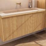 Natureiche Badmöbel 120 cm mit glatter Front, Innenschublade und beigem Kalkstein-Einzelwaschtisch
