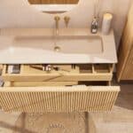 Natureiche Badmöbel 120 cm mit glatter Front, Innenschublade und beigem Kalkstein-Einzelwaschtisch