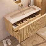 Natureiche Badmöbel 120 cm mit glatter Front, Innenschublade und beigem Kalkstein-Einzelwaschtisch