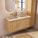 Natureiche Badezimmermöbel 120 cm mit glatter Front, Innenschublade und beigem Kalkstein-Doppelwaschtisch