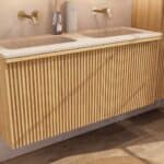 Natureiche Badezimmermöbel 120 cm mit glatter Front, Innenschublade und beigem Kalkstein-Doppelwaschtisch