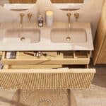 Natureiche Badezimmermöbel 120 cm mit glatter Front, Innenschublade und beigem Kalkstein-Doppelwaschtisch