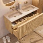 Natureiche Badezimmermöbel 120 cm mit glatter Front, Innenschublade und beigem Kalkstein-Doppelwaschtisch