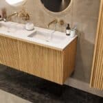 Natureiche Badezimmermöbel 140 cm mit glatter Front, Innenschublade und doppeltem Solid-Surface-Waschtisch