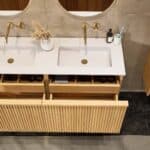 Natureiche Badezimmermöbel 140 cm mit glatter Front, Innenschublade und doppeltem Solid-Surface-Waschtisch