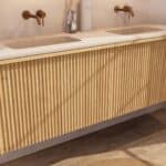 Natureiche Badezimmermöbel 160 cm mit glatter Front, Innenschublade und beigem Kalkstein-Doppelwaschtisch