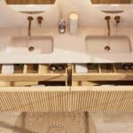 Natureiche Badezimmermöbel 160 cm mit glatter Front, Innenschublade und beigem Kalkstein-Doppelwaschtisch