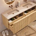 Natureiche Badezimmermöbel 160 cm mit glatter Front, Innenschublade und beigem Kalkstein-Doppelwaschtisch