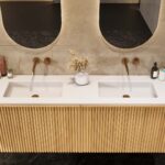 Natureiche Badezimmermöbel 160 cm mit glatter Front, Innenschublade und doppeltem Solid-Surface-Waschtisch