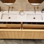 Natureiche Badezimmermöbel 160 cm mit glatter Front, Innenschublade und doppeltem Solid-Surface-Waschtisch