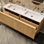 Natureiche Badezimmermöbel 160 cm mit glatter Front, Innenschublade und doppeltem Solid-Surface-Waschtisch