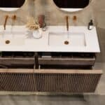 Dunkeleiche Badezimmermöbel 160 cm mit glatter Front, Innenschublade und doppeltem Solid-Surface-Waschtisch