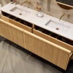 Natureiche Badezimmermöbel 200 cm mit glatter Front, Innenschublade und doppeltem Solid-Surface-Waschtisch