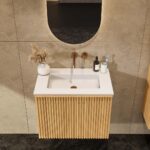 Natureiche Badezimmermöbel 70 cm mit glatter Front, Innenschublade und Solid-Surface-Waschtisch