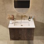 Dunkeleiche Badezimmermöbel 80 cm mit glatter Front, Innenschublade und Solid-Surface-Waschtisch