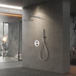 Modernes thermostatisches Unterputz-Duschsystem in gebürstetem Nickel, Kopfbrause Ø25 cm und separatem Handbrausenset. Wandanschluss. Erhältlich in 6 Farben und mit 5 Jahren Garantie.