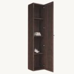 Mittelgroßer Badezimmerschrank mit drei Einlegeböden aus massiver, dunkler Eiche mit einer Landhausfront 170 cm.