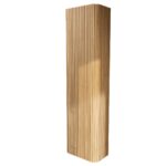Softcube Badezimmerschrank 170 cm hoch mit abgerundeten Seiten und einer gerillten Front in Eiche natur und push-to-open Tür.