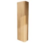 Softcube Badezimmerschrank 170 cm hoch mit abgerundeten Seiten und flacher Front in Eiche natur und push-to-open Tür.