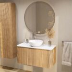 Rundes wandhängendes Badezimmermöbel 100 cm aus Natureiche mit Riffelfront und weißes Solid-Surface-Becken