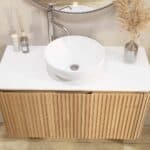 Rundes wandhängendes Badezimmermöbel 100 cm aus Natureiche mit Riffelfront und weißes Solid-Surface-Becken