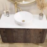 Rundes wandhängendes Badezimmermöbel 100 cm aus dunkler Eiche mit Riffelfront und weißes Solid-Surface-Becken