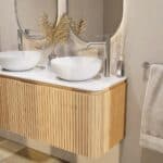 Rundes wandhängendes Badmöbel 120 cm aus Natureiche mit Riffelfront und weißes Solid-Surface-Becken mit zwei Waschbecken