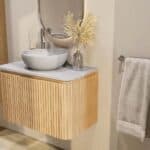 Rundes wandhängendes Badezimmermöbel 80 cm aus Natureiche mit Riffelfront und graue Kalksteinplatte