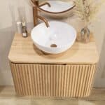 Rundes wandhängendes Badezimmermöbel 80 cm aus Natureiche mit Riffelfront und Eichenholzplatte
