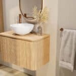 Rundes wandhängendes Badezimmermöbel 80 cm aus Natureiche mit Riffelfront und Eichenholzplatte
