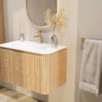 Rundes wandhängendes Badezimmermöbel 80 cm aus Natureiche mit Riffelfront und matt-weißer Mineralguss