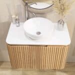 Rundes wandhängendes Badezimmermöbel 80 cm aus Natureiche mit Riffelfront und weißes Solid-Surface-Becken