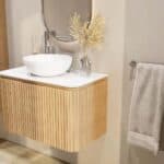 Rundes wandhängendes Badezimmermöbel 80 cm aus Natureiche mit Riffelfront und weißes Solid-Surface-Becken