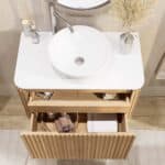 Rundes wandhängendes Badezimmermöbel 80 cm aus Natureiche mit Riffelfront und weißes Solid-Surface-Becken