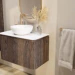 Rundes wandhängendes Badezimmermöbel 80 cm aus dunkler Eiche mit Riffelfront und weißes Solid-Surface-Becken