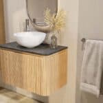 Rundes wandhängendes Badezimmermöbel 80 cm aus Natureiche mit Riffelfront und Granitplatte