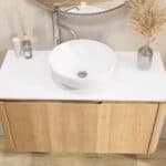 Rundes wandhängendes Badezimmermöbel 100 cm aus Natureiche mit glatte Front und weißes Solid-Surface-Becken