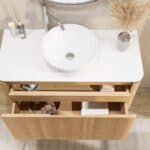 Rundes wandhängendes Badezimmermöbel 100 cm aus Natureiche mit glatte Front und weißes Solid-Surface-Becken