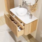 Rundes wandhängendes Badezimmermöbel 100 cm aus Natureiche mit glatte Front und weißes Solid-Surface-Becken