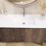 Rundes wandhängendes Badezimmermöbel 120 cm aus dunkler Eiche mit glatte Front und matt-weißer Mineralguss