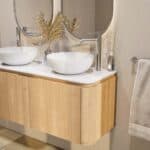 Rundes wandhängendes Badmöbel 120 cm aus Natureiche mit glatte Front und weißes Solid-Surface-Becken mit zwei Waschbecken