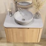 Rundes wandhängendes Badezimmermöbel 80 cm aus Natureiche mit glatte Front und graue Kalksteinplatte