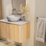 Rundes wandhängendes Badezimmermöbel 80 cm aus Natureiche mit glatte Front und graue Kalksteinplatte